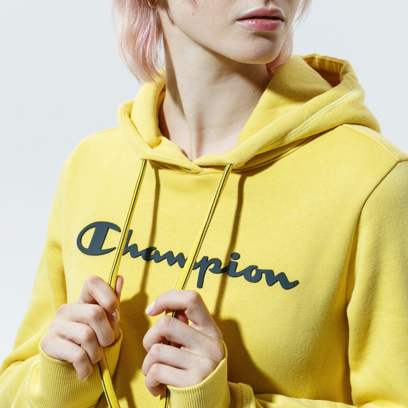 Sieviešu džemperis CHAMPION  DŽEMPERIS AR KAPUCI  HOODED SWEATSHIRT 113207ys087 krāsa sinepju dzeltenā