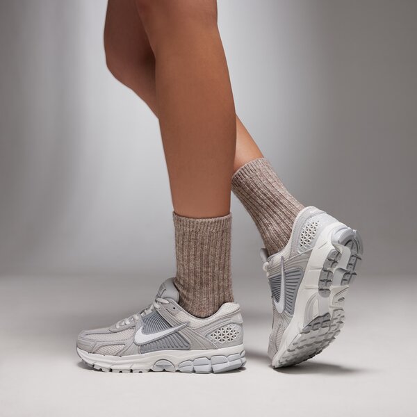 Sporta apavi sievietēm NIKE W ZOOM VOMERO 5 hq0458-001 krāsa pelēka