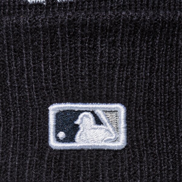 Vīriešu ziemas cepure NEW ERA MLB SIDELINE NEW YORK YANKEES POM BEANIE NEW YORK YA 80536115 krāsa melna