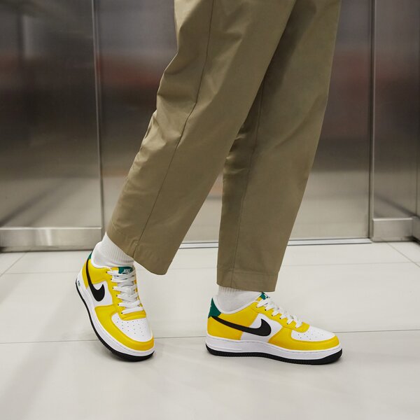 Sporta apavi bērniem NIKE AIR FORCE 1 GS fn8008-700 krāsa dzeltena