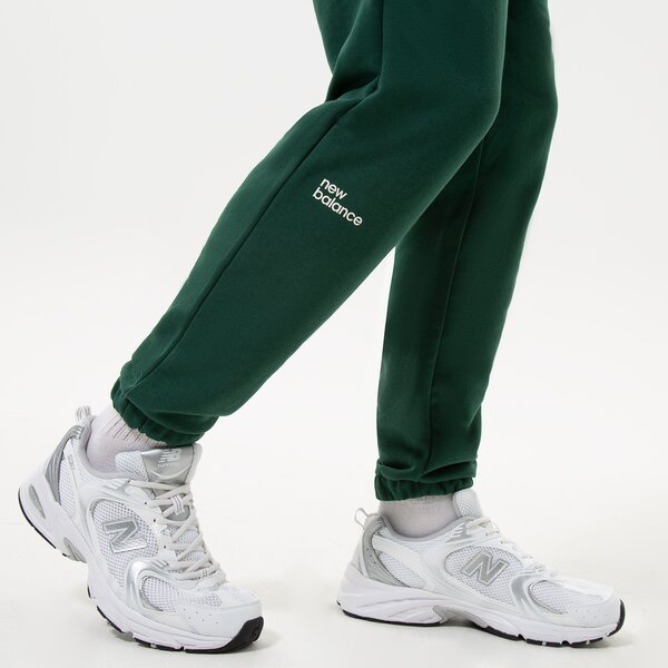 Vīriešu bikses NEW BALANCE BIKSES NB ESSENTIALS FLEECE JOGGER mp23504nwg krāsa zaļa