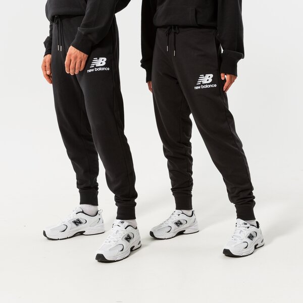 Vīriešu bikses NEW BALANCE BIKSES NB ESSENTIALS STACKED LOGO SWEATPANT mp03558bk krāsa melna