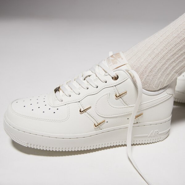 Sporta apavi sievietēm NIKE WMNS AIR FORCE 1 '07 LX CN fv3654-111 krāsa bēša