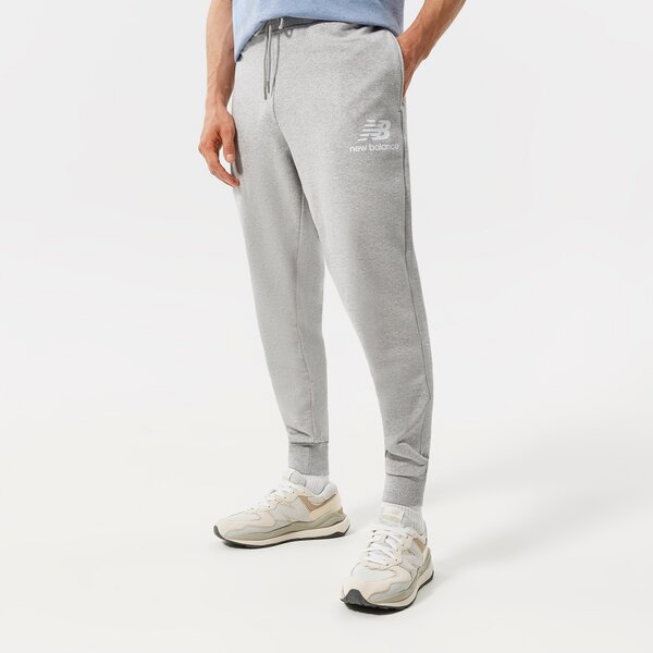 Vīriešu bikses NEW BALANCE BIKSES NB ESSENTIALS STACKED LOGO SWEATPANT mp03558ag krāsa pelēka