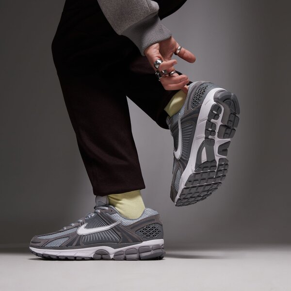 Sporta apavi vīriešiem NIKE ZOOM VOMERO 5 hf1553-003 krāsa pelēka