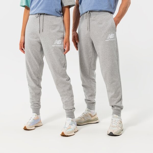 Vīriešu bikses NEW BALANCE BIKSES NB ESSENTIALS STACKED LOGO SWEATPANT mp03558ag krāsa pelēka