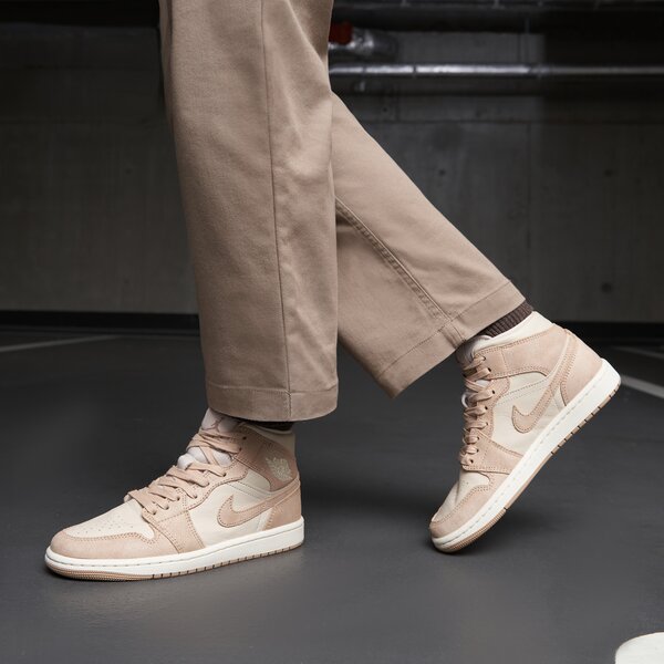 Sporta apavi sievietēm WMNS AIR JORDAN 1 MID SE fj3448-200 krāsa bēša