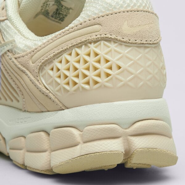 Sporta apavi sievietēm NIKE W ZOOM VOMERO 5 hq0458-200 krāsa bēša