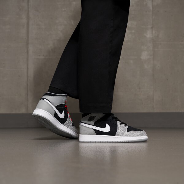 Sporta apavi bērniem AIR JORDAN 1 MID SE (GS)  dm6216-016 krāsa melna