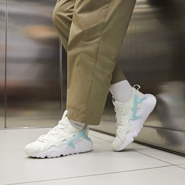Sporta apavi sievietēm NIKE AIR HUARACHE CRAFT dq8031-104 krāsa balta
