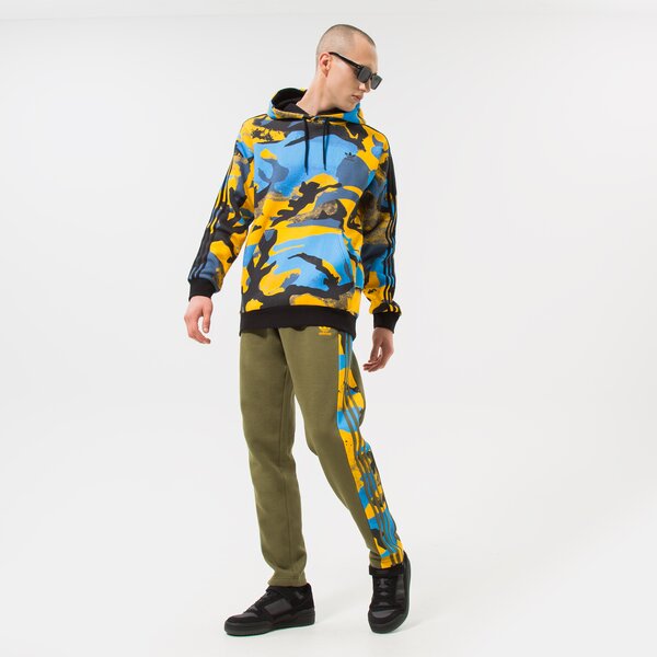Vīriešu džemperis ADIDAS  DŽEMPERIS AR KAPUCI  CAMO AOP HOODIE hk2804 krāsa daudzkrāsaina